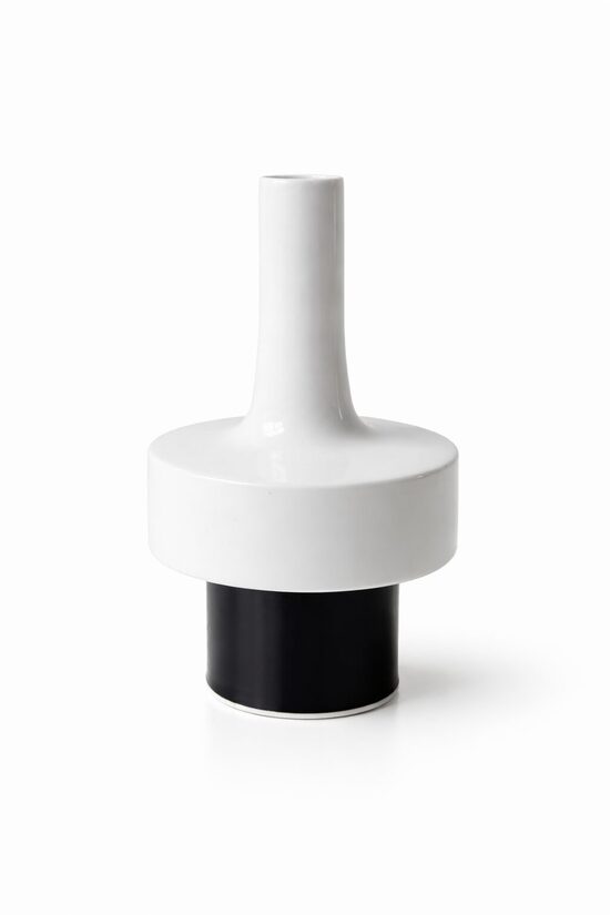 Neliela keramikas vāze